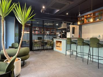１階はカフェラウンジ　コーヒーマシンあり　商談も可能です。 - IDEABOXシェアオフィス＆カフェ レンタルスペース　１人用完全個室③の設備の写真