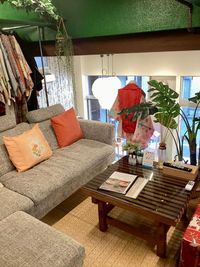 広くて大きめなソファー - 市原商店 【Wi-Fi・冷暖房完備】駅から徒歩5分　中2Fカフェスペースの室内の写真