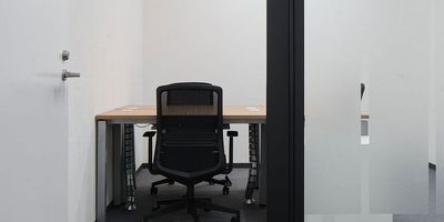 Regus オフィススペース（個室）｜落ち着いた環境で使える独立型ワークスペース - リージャス会議室 松山市駅前