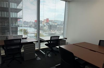 Regus オフィススペース（個室）｜落ち着いた環境で使える独立型ワークスペース - リージャス会議室 アクア博多