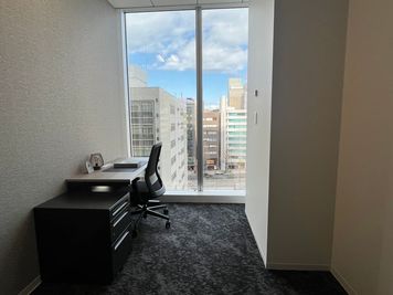 リージャス会議室 Signature 天神明治通り オフィススペース（個室）の室内の写真