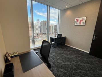 Regus オフィススペース（個室）｜落ち着いた環境で使える独立型ワークスペース - リージャス会議室 Signature 天神明治通り