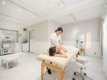 レンタルサロンKuraKura神田 利用例1
①整体 - 完全貸切のレンタルサロン KuraKura神田 06完全貸切のレンタルサロンKuraKura神田の室内の写真