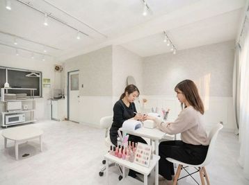 レンタルサロンKuraKura神田 利用例3
ネイル - 完全貸切のレンタルサロン KuraKura神田 06完全貸切のレンタルサロンKuraKura神田の室内の写真