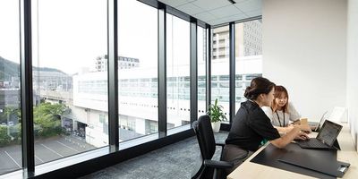 Regus オフィススペース（個室）｜落ち着いた環境で使える独立型ワークスペース - リージャス会議室 鹿児島中央駅前