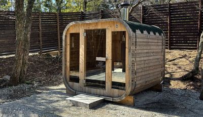 広大な自然の中でアウトドアサウナやBBQをお楽しみいただけます。サウナ用のアロマやうちわ、有料バーベキューセットなどもご用意しております。 - NAGONO WORK BAR & SAUNA AOU no MORI【NIWA 】の設備の写真