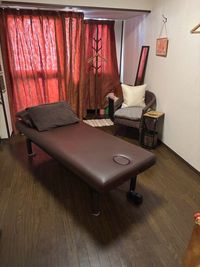 こちらがベッドの定位置です。必ず元の位置にもどしてください。 - Takanakkoレンタルサロン Takanakkoレンタルサロン池袋店の室内の写真