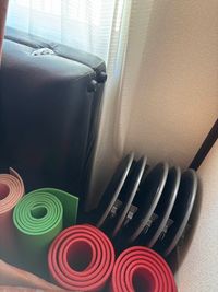 お部屋の右奥に、椅子・ヨガマット・折り畳みのベッドがございます - Takanakkoレンタルサロン Takanakkoレンタルサロン池袋店の設備の写真