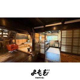 共用スペースとキッチン - YOMOGI GUESTHOUSE テラススペース　商用利用　10:00〜17:00の室内の写真