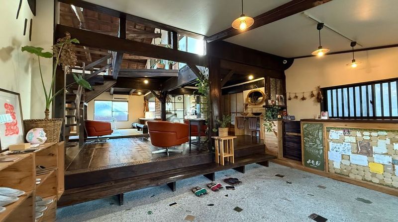 土間玄関と共用スペース - YOMOGI GUESTHOUSE テラススペース　商用利用　10:00〜17:00の室内の写真