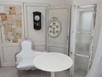 アンティーク家具を配した作り込み可能スタジオ。推し活・衣装撮影や商品撮影やアー写に最適! - スタジオベース せんびるスタジオ