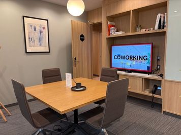 Regus 会議室｜高速Wi-Fi完備の落ち着いたビジネス空間 - リージャス会議室 SPACES博多駅前