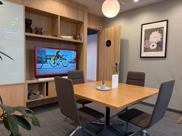 Regus 会議室｜高速Wi-Fi完備の落ち着いたビジネス空間 - リージャス会議室 SPACES博多駅前