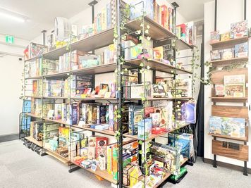 【秋葉原3分】最大36名着席🎉人気ボドゲ400種類以上🎉大人気ボドゲカフェ貸切利用🚃懇親会/イベント利用にも🎤 - ボドゲ東京PRIVATE 秋葉原店の室内の写真
