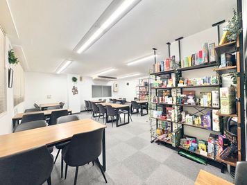 【秋葉原3分】最大36名着席🎉人気ボドゲ400種類以上🎉大人気ボドゲカフェ貸切利用🚃懇親会/イベント利用にも🎤 - ボドゲ東京PRIVATE 秋葉原店の室内の写真
