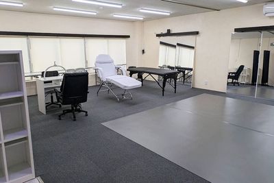 【姫路駅7分】サロン向けレンタルスペース｜施術・ネイル設備💅大型ミラー完備🪞自然光◎54㎡ - 楽々レンタルスタジオ 姫路店