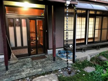 大宮台ひだまりと本の家 １４畳和室の入口の写真