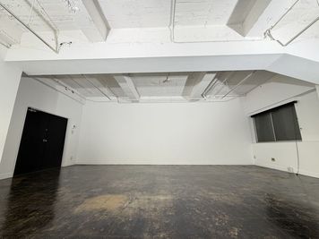 床はインダストリアル。天高3mで余白活かした撮影が可能。 - studio TABLET hotel.NISHIAZABU studio TABLET hotel. NISHIAZABUの入口の写真