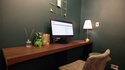 ワーキングスペースとして活用できるカウンタースペースです。有料オプションを選択いただけましたら、備え付けのディスプレイもご利用いただけます。 - アトリウム池袋の室内の写真