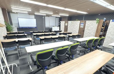 室内広々！3人用と2人用の机があり、ゆったりご利用できます。 - ReLimpa神戸元町 ＜最大41名着席 ＞ビジネス利用に最適な貸し会議室の室内の写真