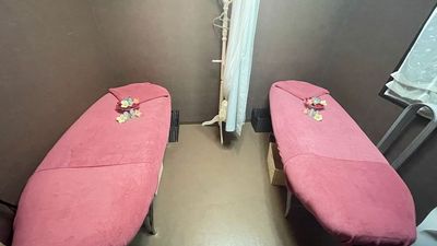 ベッド２台使用可能♪Pearl HINAスペース3の室内の写真。お花とオイルは付属ではございません。 - Pearl HINA レンタルシェアスペース3の室内の写真