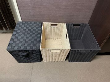 お荷物、お着替え用の蓋つきかごがございます。 - Pearl HINA レンタルシェアスペース3の設備の写真