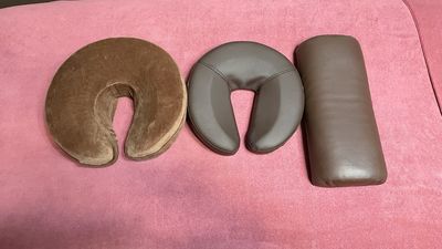 各種枕がございます。ご利用の際はファンデーション等の汚れが付かないようにタオルやカバーなどご持参ください。 - Pearl HINA レンタルシェアスペース3の設備の写真