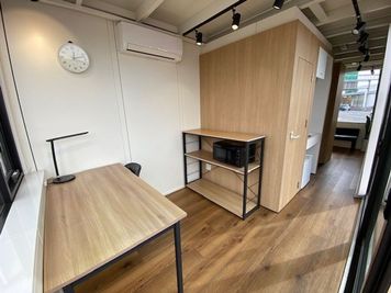 【Living】✨U-SPACE土浦店✨デスク2箇所、電子レンジや冷蔵庫を設置しています♪Wi-Fi/個室/土浦市 - U-SPACE土浦店