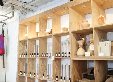 壁一面の棚は、作品展示・商品陳列・サンプル展示にぴったりです。
小物やアート作品、食品、クラフトアイテムなど展示会、ブランド紹介の演出にもおすすめです。 - イベントスペース可不可の設備の写真