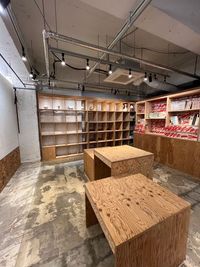 テーブル配置を自由に変更できる、
イベントやワークショップに使いやすいフリースペースです。
シンプルな内装のため、
用途やテーマに合わせた空間づくりが可能です。 - 旧可不可（仮）の室内の写真