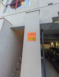 看板が目印 - レンタルジム All day gym世田谷 三軒茶屋店 【三軒茶屋駅南口7分の新規店舗】フリーウエイト充実のレンタルジムの室内の写真