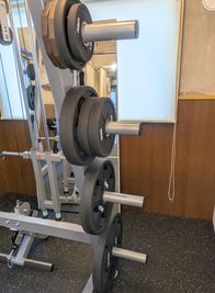 バーベルディスクは130㎏まであります - レンタルジム All day gym世田谷 三軒茶屋店 【三軒茶屋駅南口7分の新規店舗】フリーウエイト充実のレンタルジムの室内の写真