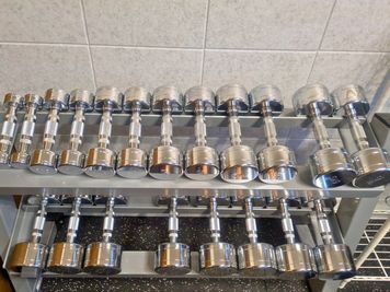 ダンベル10までは固定式です - レンタルジム All day gym世田谷 三軒茶屋店 【三軒茶屋駅南口7分の新規店舗】フリーウエイト充実のレンタルジムの室内の写真