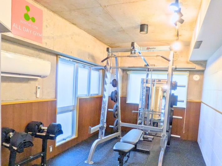 ラックスペースです - レンタルジム All day gym世田谷 三軒茶屋店 【三軒茶屋駅南口7分の新規店舗】フリーウエイト充実のレンタルジムの室内の写真