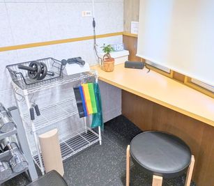 椅子とデスクスペース - レンタルジム All day gym世田谷 三軒茶屋店 【三軒茶屋駅南口7分の新規店舗】フリーウエイト充実のレンタルジムの室内の写真