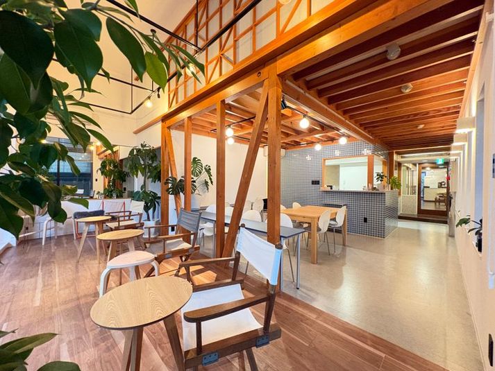 大きな窓と吹き抜けがちょっとした開放感を生み出しています - i Baseの室内の写真