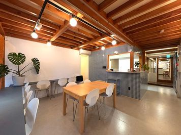 通常レイアウト
中央のテーブルは引きのばして大きくすることができます - i Baseの室内の写真