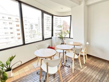 共用部にあるカフェスペースもご利用可能です。 - スタジオディライツ　青葉台 青葉台駅3分　24時間いつでも利用できる会議室のその他の写真