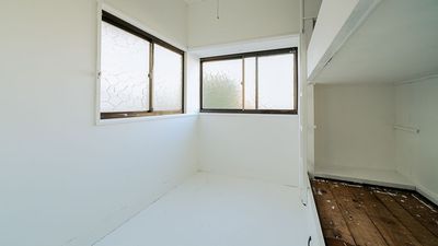 2階洋室(2.8畳)：明るい白い空間 - BR STUDIO NISHIKOYAMA~kominka~ BR STUDIO SENZOKU〜kominka〜の室内の写真