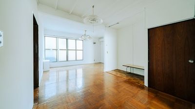 2階洋室(11.7畳)：白壁でシンプルな洋室 - BR STUDIO NISHIKOYAMA~kominka~ BR STUDIO SENZOKU〜kominka〜の室内の写真