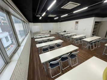 50人位の勉強会、会議に最適 - THビル2階Aルーム 多目的スペース（会議室、セミナールーム、ダンススタジオ）の室内の写真