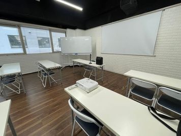 備品リクエストでプロジェクターマイクございます。 - THビル2階Aルーム 多目的スペース（会議室、セミナールーム、ダンススタジオ）の室内の写真