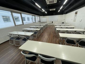 学会にもご利用頂いております。 - THビル2階Aルーム 多目的スペース（会議室、セミナールーム、ダンススタジオ）の室内の写真