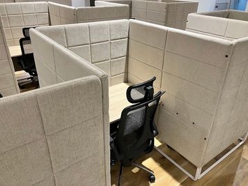 1名様用の自習・作業用スペース（通話・会話厳禁） - コインスペースコピス吉祥寺店