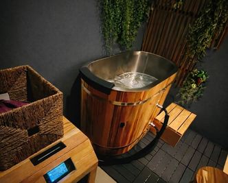 オプションでサウナ利用の方は、チラー水風呂も利用できます◎ - 季ららYokohama 【関内3分】サウナ🌿プロジェクタ🎬飲み会🍻女子会💗デートの室内の写真