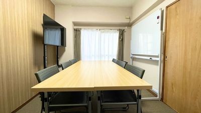 会議スペース(6人掛け長机、モニター、ホワイトボード完備) - 和館スペース 名駅店 貸し会議室の室内の写真