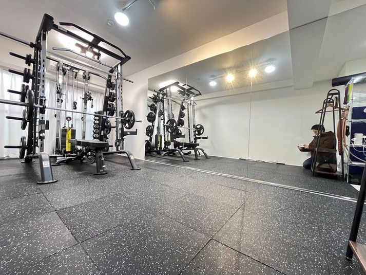 スミス、ハーフラック、ケーブルが一体になったマルチラックです。 - MIYAZAKI GYM 吉祥寺店の室内の写真