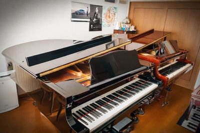 グランドピアノ2台 - 渋谷音楽教室｜ピアノ・エレクトーンのレンタル練習室（山形市） 【音楽教室管理】ピアノ練習室｜少人数で集中したい方へ(山形市)の設備の写真