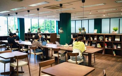 コミュニティラウンジ - SPRAS AOBADAIの室内の写真