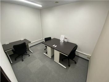 Regus 会議室｜高速Wi-Fi完備の落ち着いたビジネス空間 - リージャス会議室 ホークシティ那覇